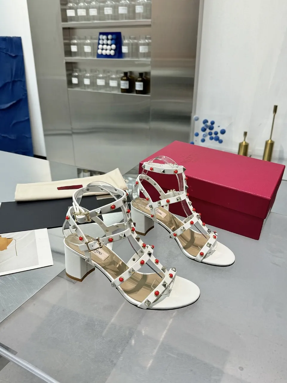 👟👟Ex-factory price 520👟👟 Valentino classic sandals with rivets ✔️Fashionable thick heel 9.5cm ✔️Mixed-breed sheepskin upper ✔️Mixed-breed sheepskin lining and foot pads ✔️Italian yellow cowhide outsole texture is clear and consistent with the counter ✔️Code number 35-40 (34, 41, 42 can be customized and not returned)